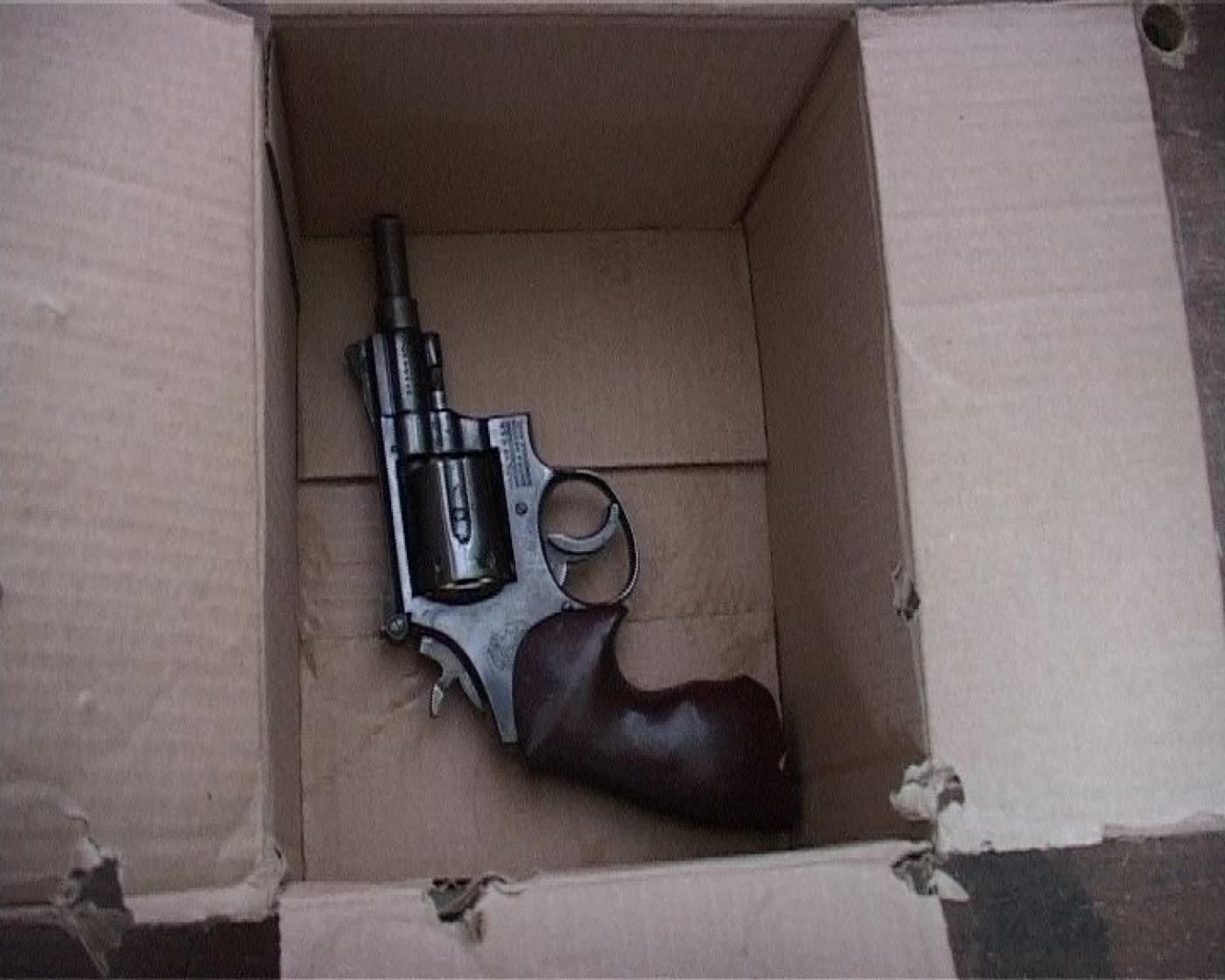 По месту работы подозреваемого в разбойном нападении на АЗС изъяты патроны, заготовки для оружия и чертежи - Фото 1