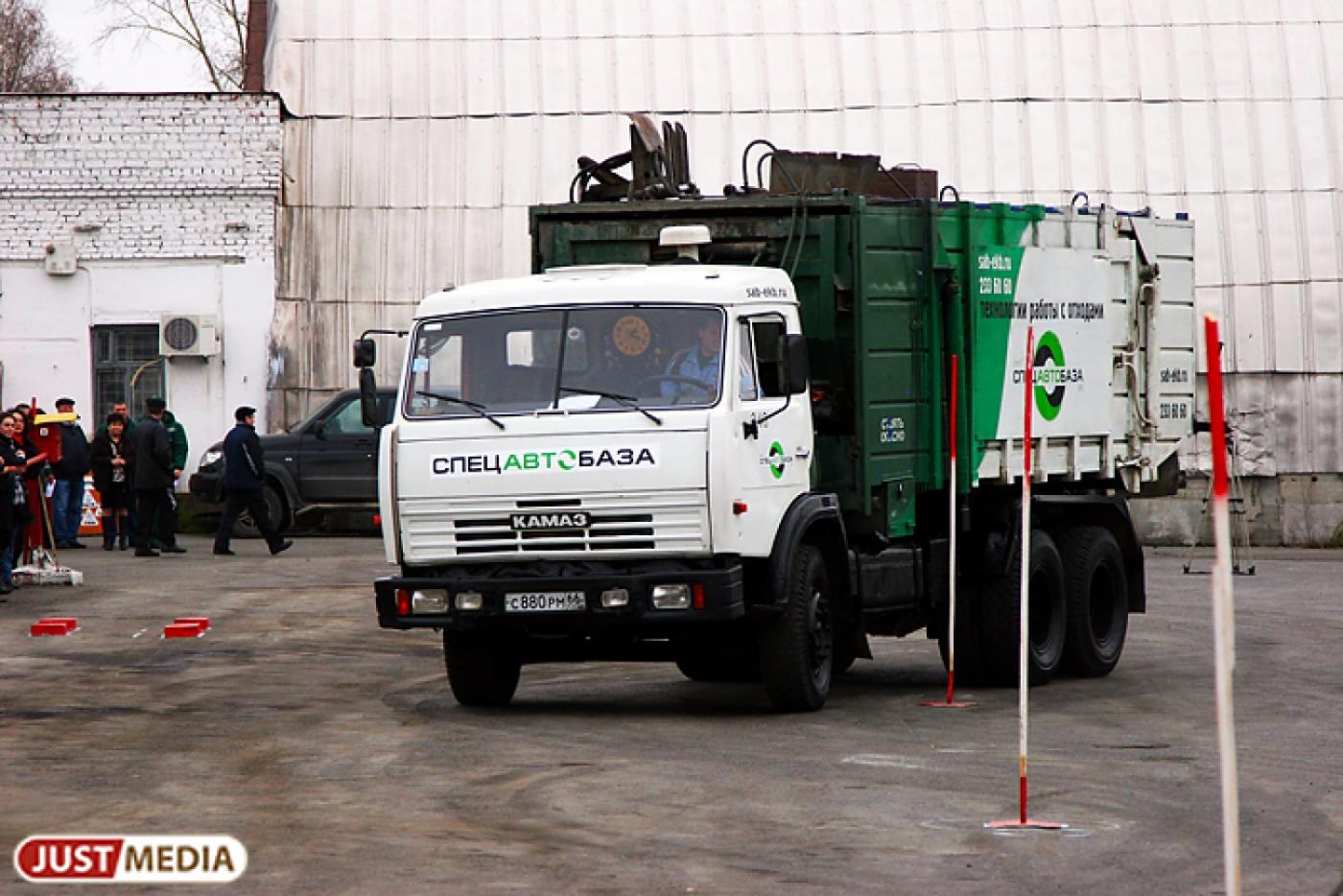 Коммунальный автопарк Екатеринбурга пополнился 14 специализированными машинами для вывоза ТБО - Фото 1