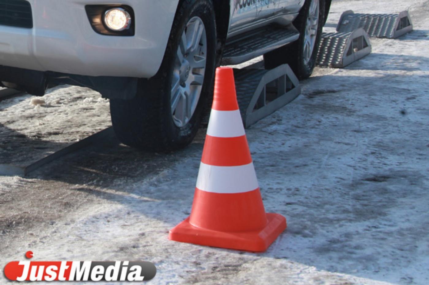 В поселке Белоярском два большегруза перегородили трассу - Фото 1