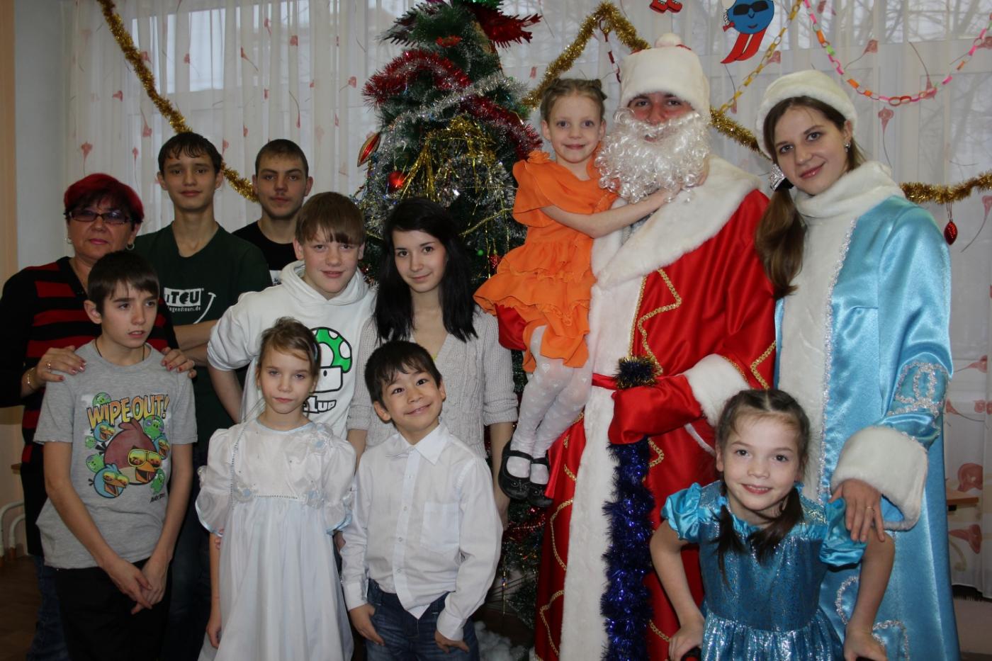 Полицейский Дед Мороз принес воспитанникам детдома №7 мешок сладостей - Фото 1