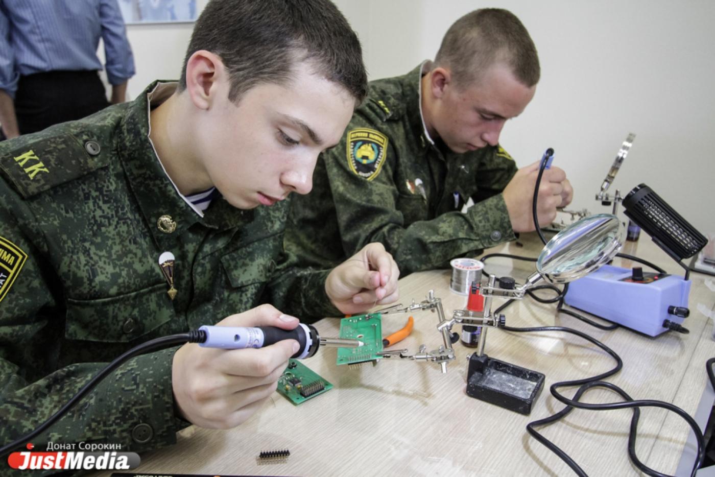 В Техническом университете  УГМК школьники собирают настоящих роботов - Фото 1