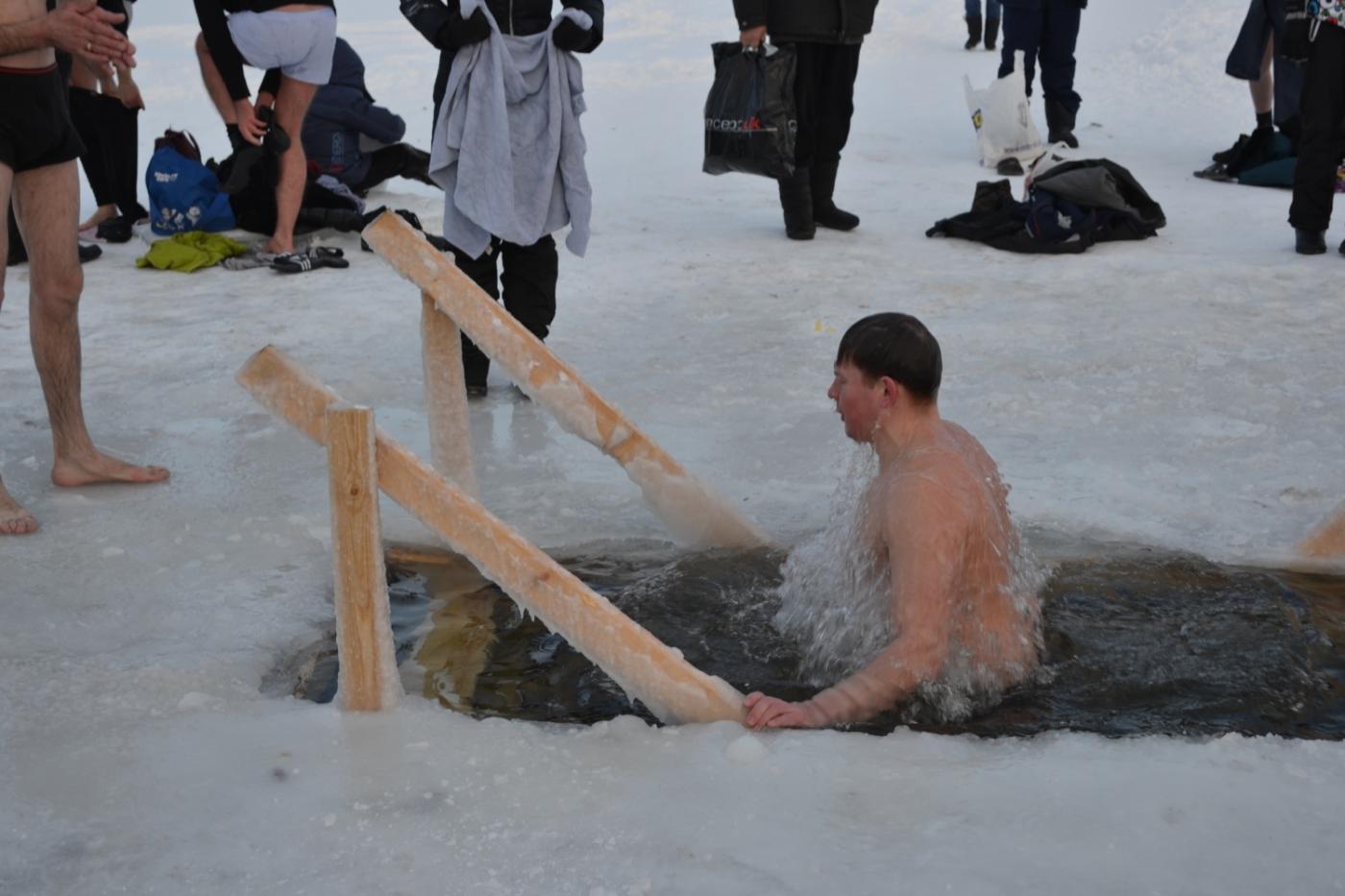 «Холодно, но купаться будем!». На Шарташе на купания пришло несколько сотен человек - Фото 1