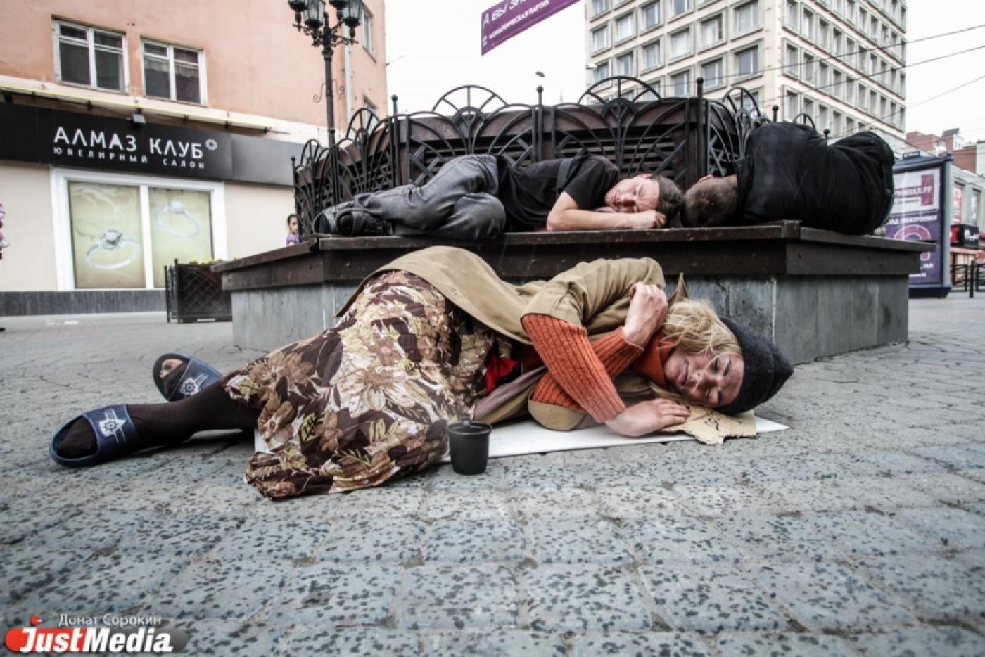 Опасное соседство. В Екатеринбурге жильцы одного из домов почти год не могли выгнать из своего подвала бомжей - Фото 1