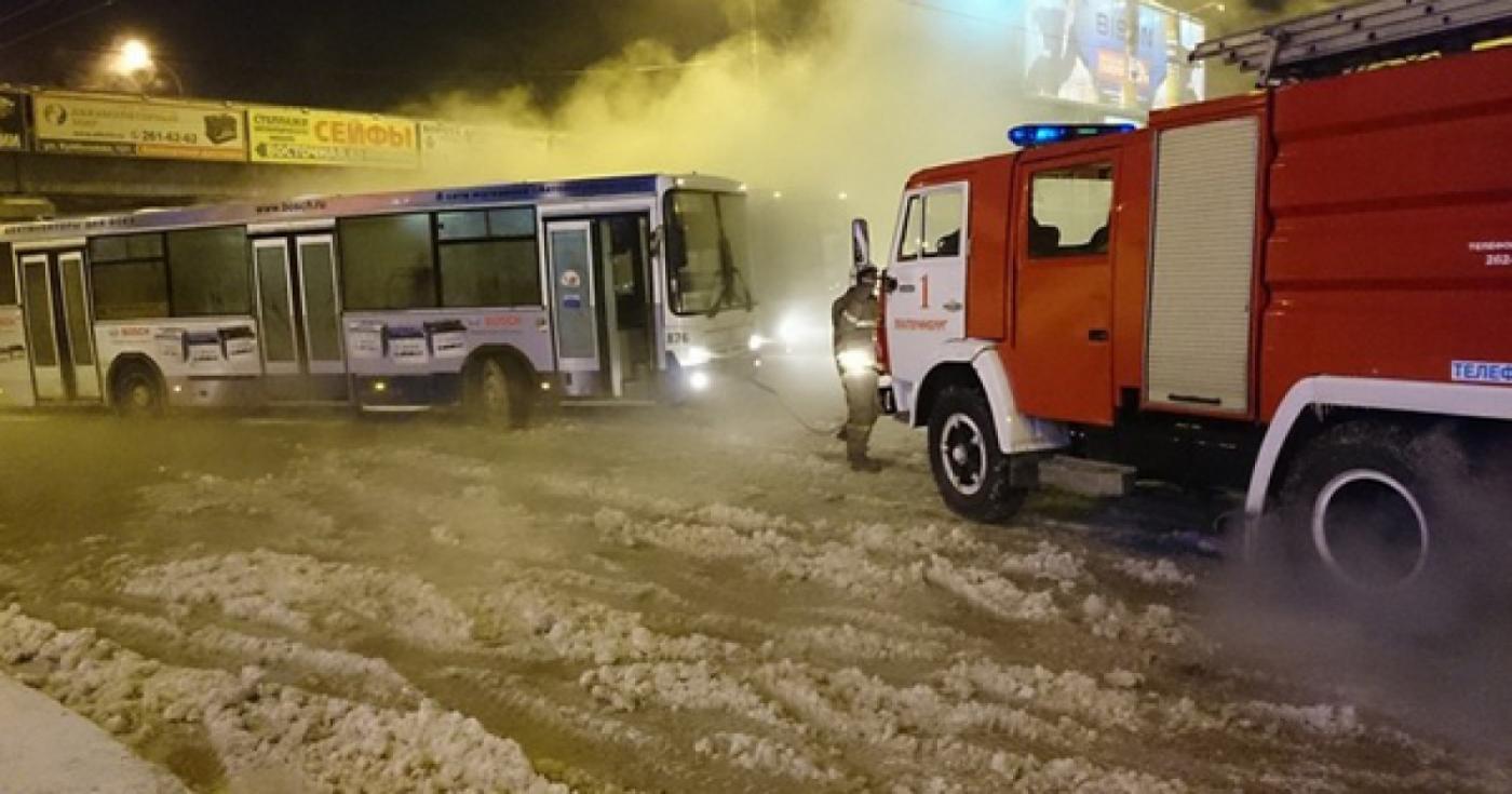 В Екатеринбурге на перекрестке Малышева—Восточная коммунальщики экскаваторами ликвидируют «каток» - Фото 1