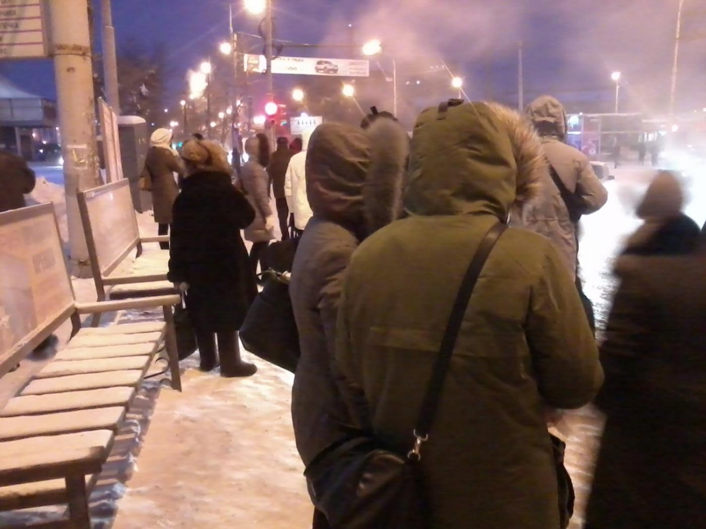 Холодно так, что билеты не печатаются. Екатеринбуржцы утром замерзали на остановках в ожидании транспорта - Фото 1