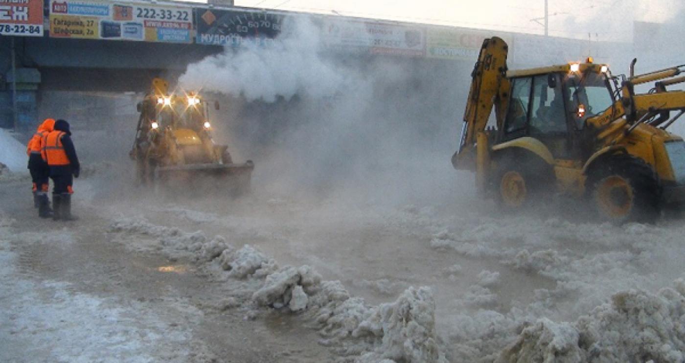 Каша из снега и «туман». Из-за утренней коммунальной аварии закрыто движение транспорта по Малышева - Фото 1