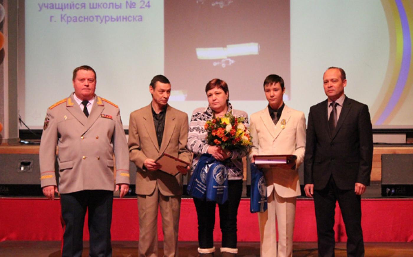 Девятикласснику из Краснотурьинска за спасение женщины с ребенком вручили медаль МЧС России  - Фото 1