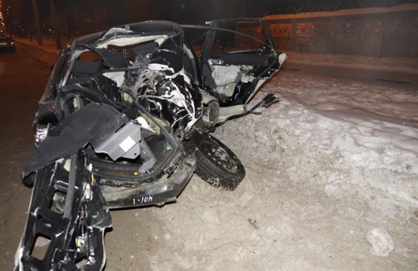 В Екатеринбурге водитель «КИА» разбил свою машину всмятку об столб. Пострадали четыре человека - Фото 1