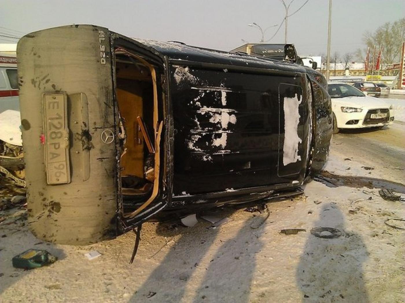 Водитель «Мерседеса» устроил ДТП с участием еще трех автомобилей у «Карнавала» - Фото 1