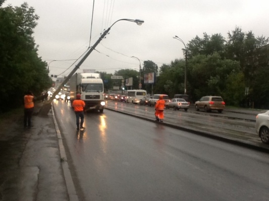 Упавший столб на Макаровском мосту парализовал движение транспорта - Фото 1