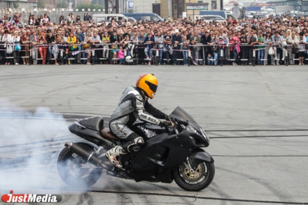 Уральские мотогонщики нарисовали картину шинами за 30 минут - Фото 1