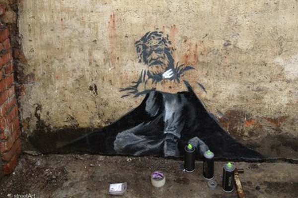 Привет с Урала: на стене питерской «Ночлежки» появился «екатеринбургский» бездомный - Фото 1