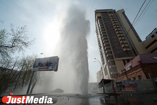 В Екатеринбурге из-за коммунального ЧП на Блюхера выбило окна в трех квартирах - Фото 1