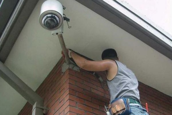 В Риге сотрудники охранной фирмы задержали похитителя камер видеонаблюдения - Фото 1