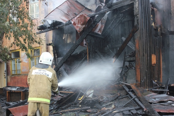 В Екатеринбурге сгорел  барак. Пострадавших нет - Фото 1