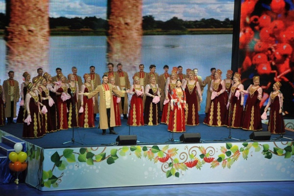 Более трех тысяч пенсионеров хором исполнили «Уральскую рябинушку» - Фото 1