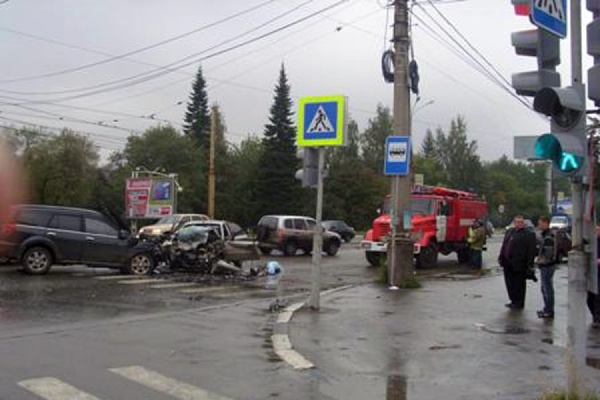 В Нижнем Тагиле в результате лобового столкновения трех автомобилей погиб один человек, двое травмированы - Фото 1