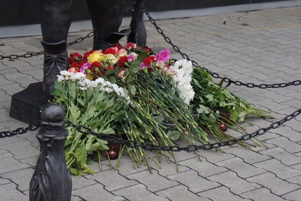 Екатеринбург, как и вся страна, вспоминает сегодня хоккеистов ярославского «Локомотива» - Фото 1