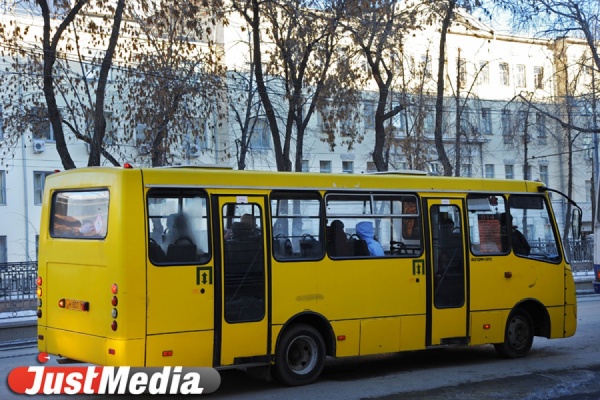 В Екатеринбурге неизвестные разбили окна в трех автобусах, избили водителя и пытались отобрать сумму с деньгами у кондуктора - Фото 1