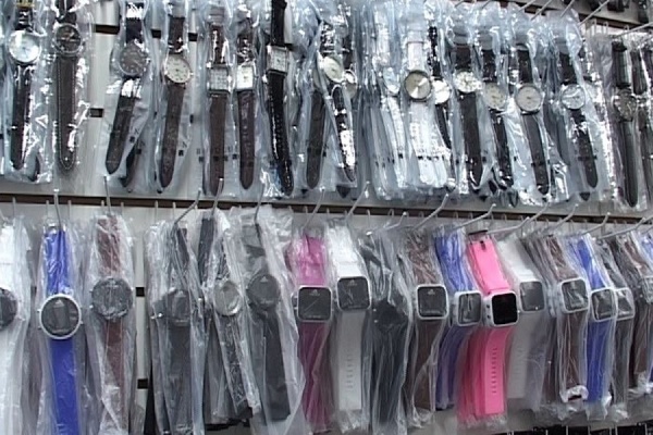Rolex за 100 рублей. На КОРе изъяли свыше 1700 контрафактных наручных часов - Фото 1