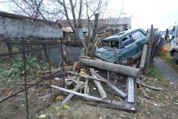 В селе Чувашково пьяный водитель «пятерки» въехал в забор - Фото 1