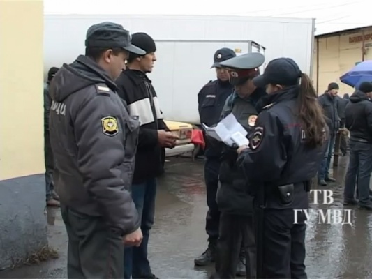 В рамках операции «Розыск» силовики проверили овощебазу №4. В отдел полиции доставлено более 200 человек - Фото 1