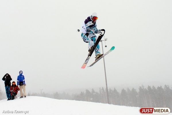 Готовьте лыжи! На Уктусе начали засыпать трассы искусственным снегом - Фото 1