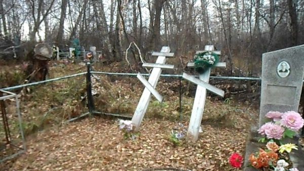 В Тугулыме трое подростков «порезвились» на кладбище, повредив десяток памятников - Фото 1