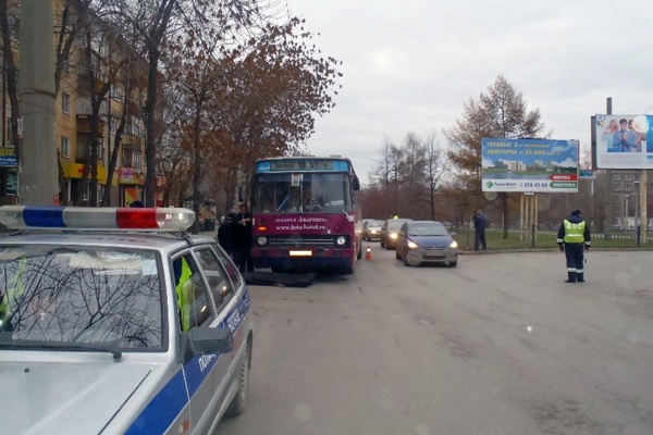 На Посадской под колесами автобуса погиб пешеход - Фото 1