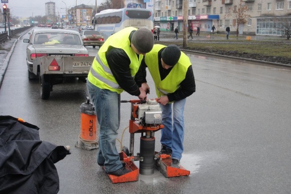 На свежеотремонтированном участке проспекта Космонавтов взяты пробы асфальта  - Фото 1