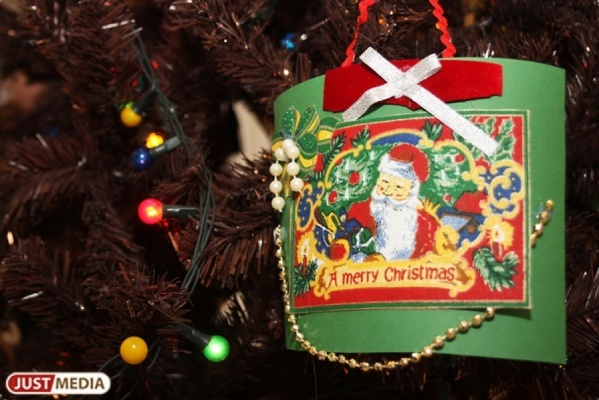 Имиджевыми подарками от администрации Екатеринбурга на Новый год станут елочные шары с символикой города и ЧМ-2018 - Фото 1