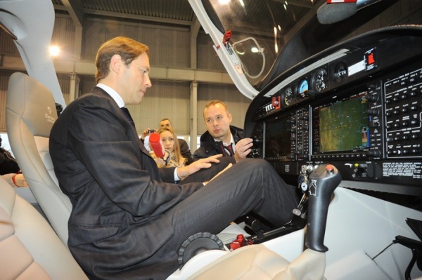 Денис Мантуров посидел в самолете, собранном уральскими инженерами  - Фото 1