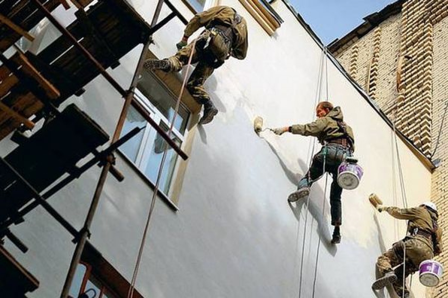 Капитальный ремонт жилых домов. Капремонт многоквартирных домов. Rfghtvtyn в многоквартирных домах. Ремонт фасада. Капитальный ремонт здания.