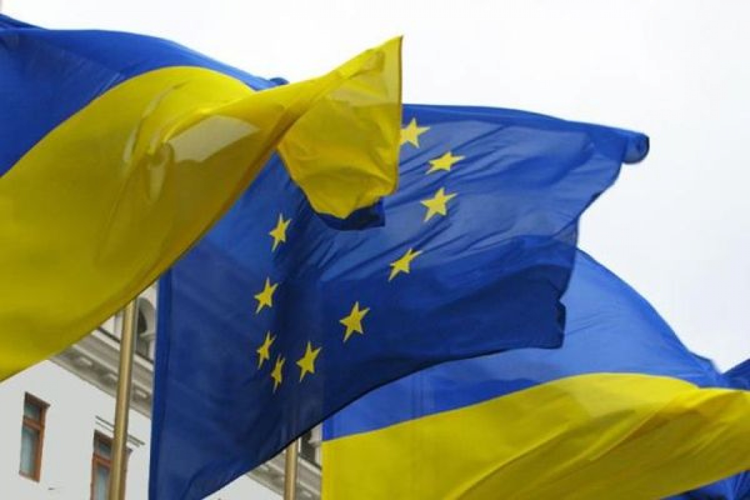 Украина принята в евросоюз. Флаг Украины и ЕС. Украина и Европейский Союз. ЕС РФ Украина флаг. Флаг Украины и Евросоюза.