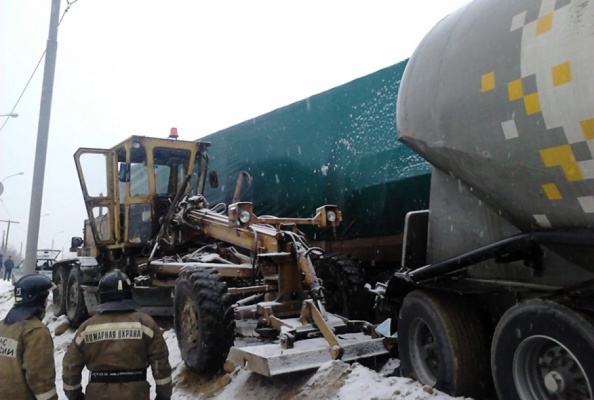 В поселке Брусяны водителя фуры зажало между грейдером и грузовиком - Фото 1
