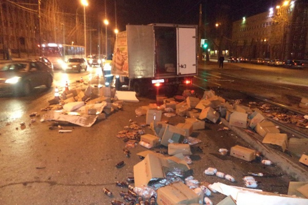 В Екатеринбурге перевернувшейся «Газелью» зажало водителя и пассажира легковушки  - Фото 1