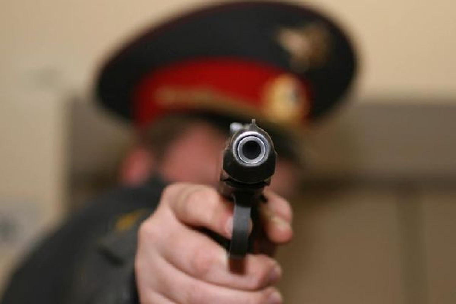 Применение оружия сотрудником полиции. Оружие полиции. Пистолет полиции. Полиция стреляет. Милиционер с пистолетом.