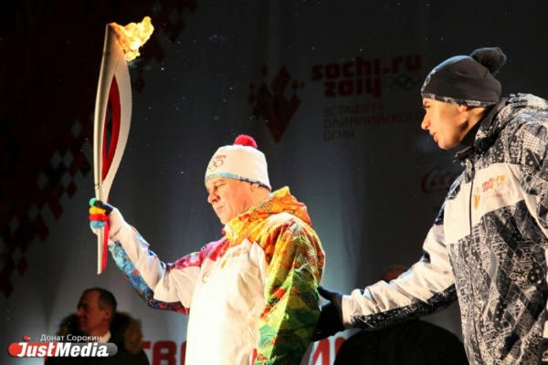 Ужас! В Екатеринбурге загорелся первый же факелоносец (ВИДЕО) - Фото 1
