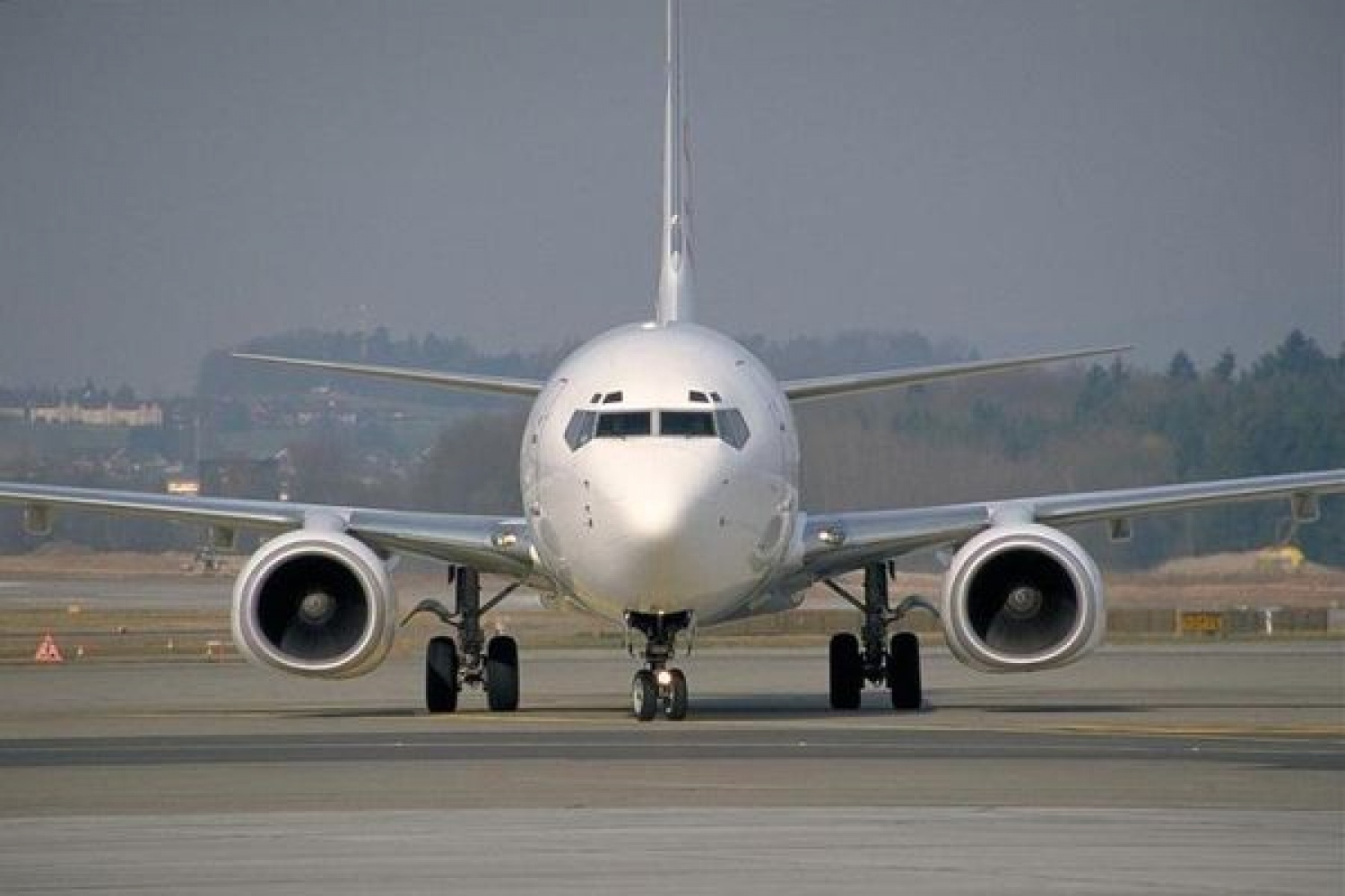 Стоящий самолет. Боинг 737 вид сзади. Боинг 737 вид спереди. Боинг 737 посадка. Boeing 737-800 спереди.