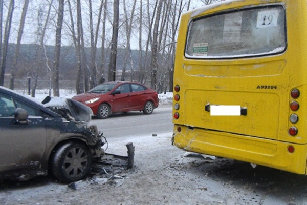 В Екатеринбурге столкнулись три иномарки и автобус - Фото 1