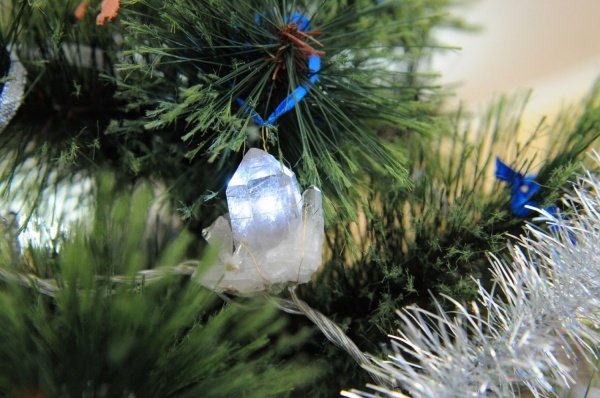 В Горном университете елку украсили самоцветами - Фото 1