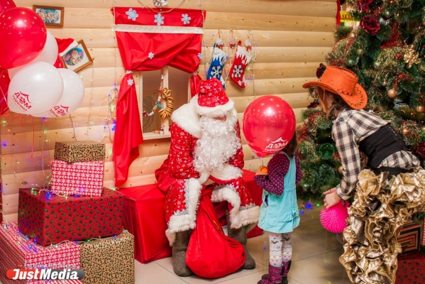 В Екатеринбурге открыли дом Деда Мороза и украсили сотню валенок  - Фото 1