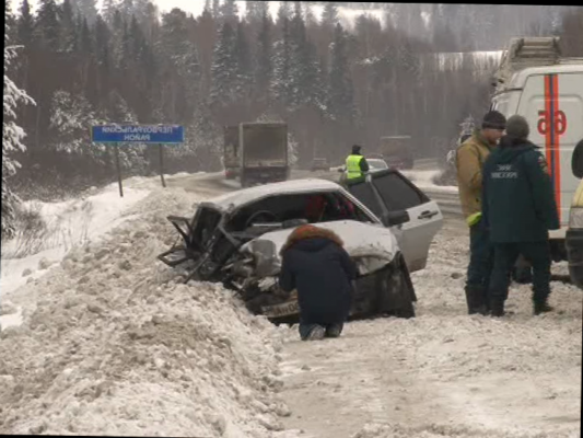 Вблизи Ревды в столкновении легковушки с МАЗом пострадали два человека - Фото 1