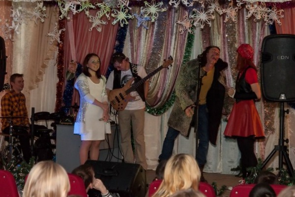 Воспитанники трех детских домов области отметили Новый год на елках в стиле рок - Фото 1