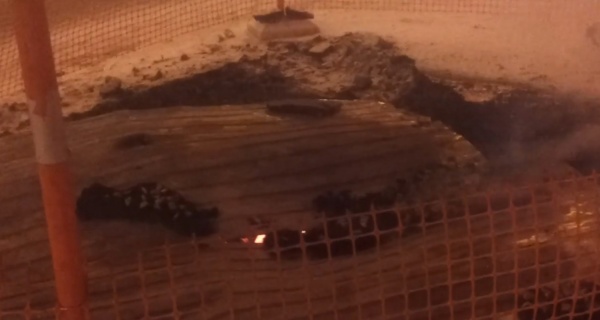 В Екатеринбурге появился огненный вход под землю - Фото 1