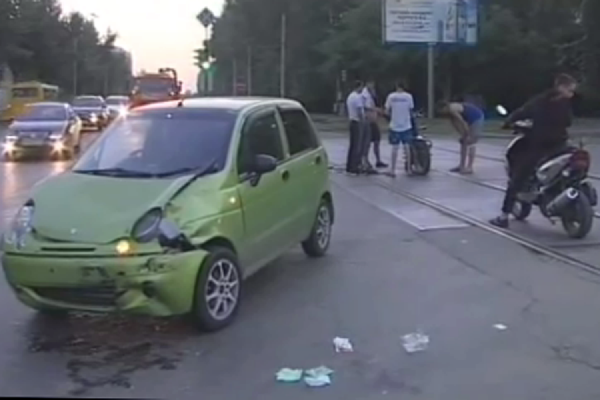 В Екатеринбурге разыскиваются очевидцы ДТП, которое произошло 7 июля прошлого года на перекрестке Титова—Ферганской - Фото 1