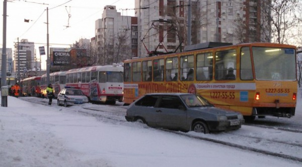 В Екатеринбурге заснеженные рельсы остановили пьяного нарушителя  - Фото 1