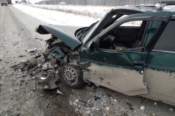 Под Екатеринбургом водитель «десятки», избегая столкновения с одной машиной, врезался в другую - Фото 1