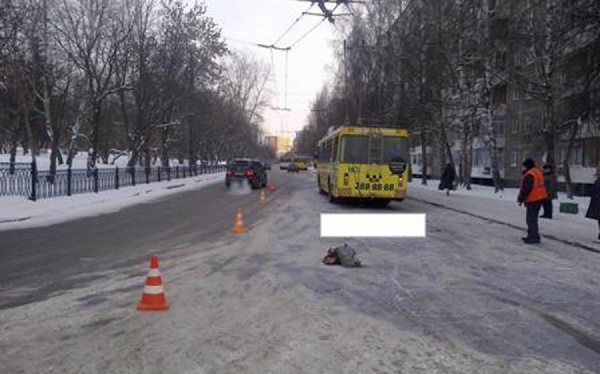В Екатеринбурге под колесами троллейбуса погибла пожилая женщина - Фото 1