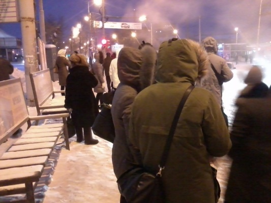 Холодно так, что билеты не печатаются. Екатеринбуржцы утром замерзали на остановках в ожидании транспорта - Фото 1
